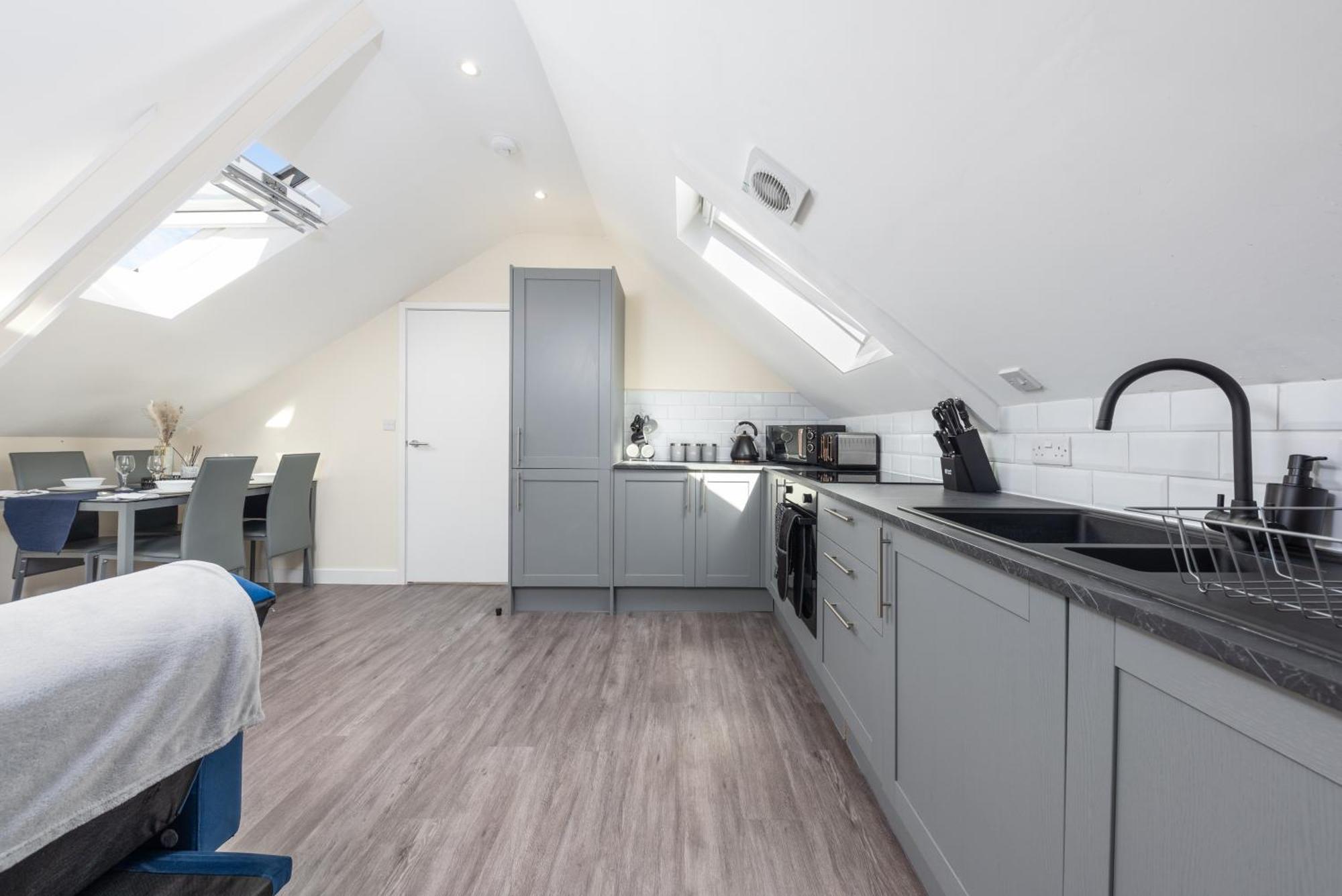 Spacious Centre Penthouse Gem - Cathedral Views! Apartment